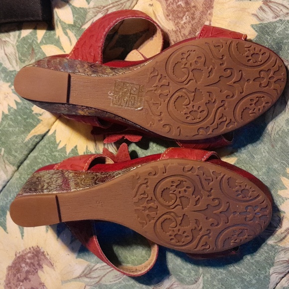 Red Leather Slip-On Sandals with Floral Accent By Spring Step L'Artiste Size 37 - Picture 2 of 5